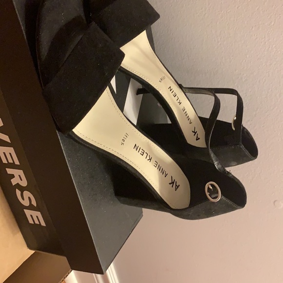 Cute and comfy black suede/velvet Anne klein heels - Picture 4 of 5